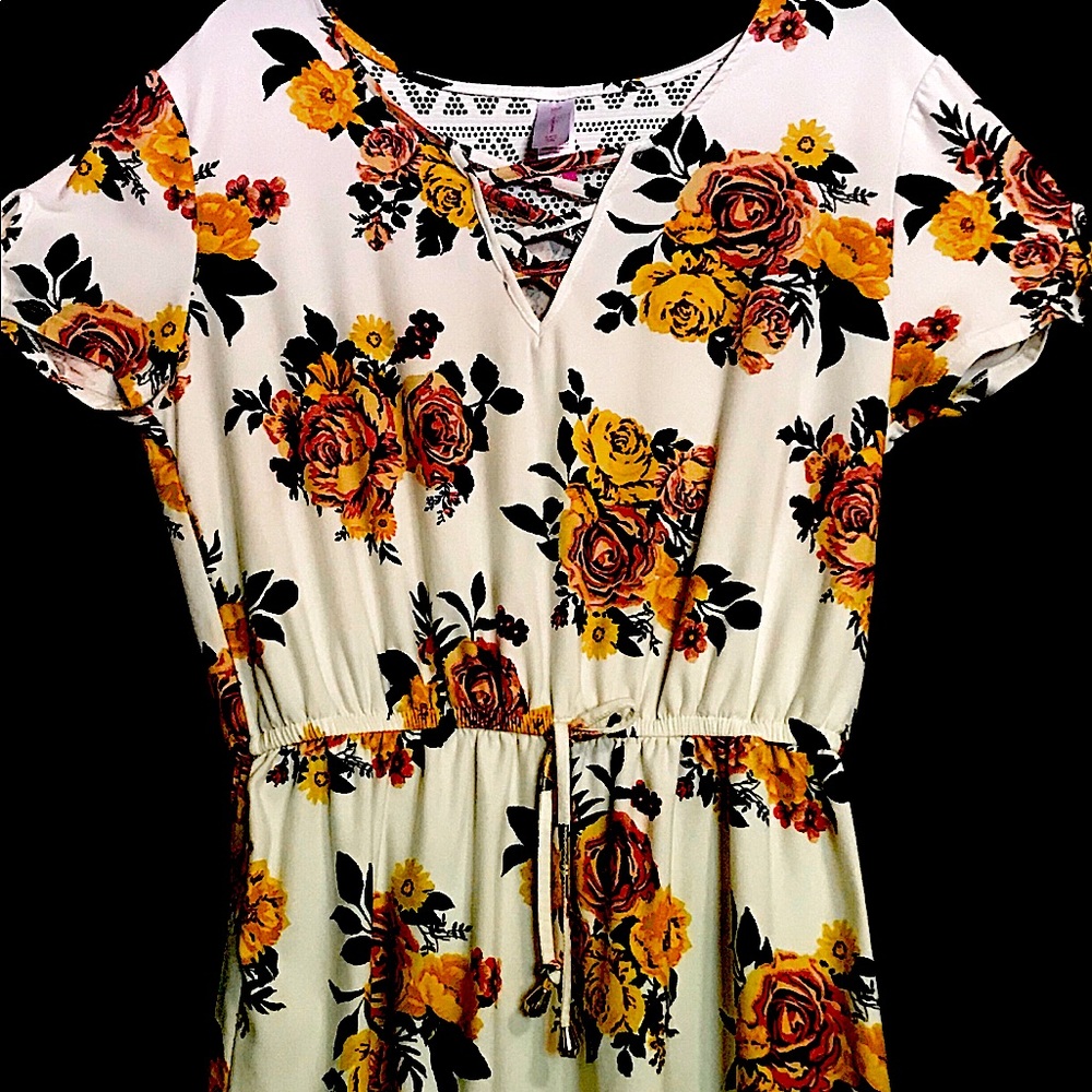 Super cute cream floral N/B dress. 31 inches long.